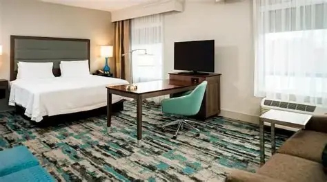 Hampton Inn and Suites Olympia guest room